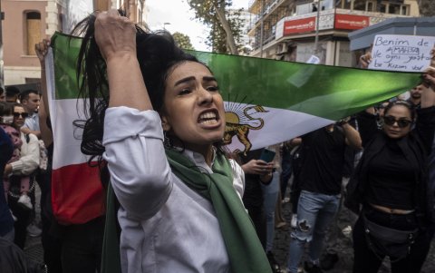 En otras países con población islámica, como Turquía, también se han registrado manifestaciones de mujeres contra la obligación del velo.