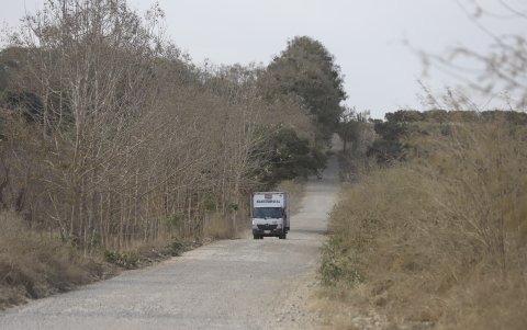La única arteria de acceso es una vía llena de piedras y polvo que se encuentra en pésimas condiciones.