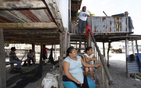 Cerca de cien personas viven en el sitio, pero no cuentan con los servicios básicos.