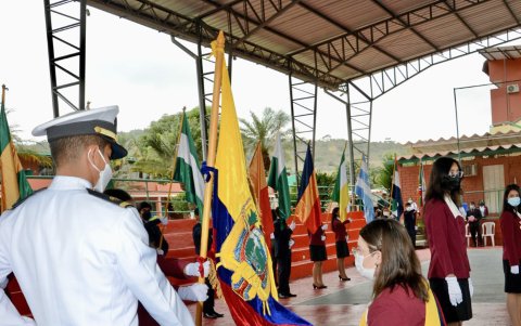 Odalys Barrionuevo, abanderada del colegio Santiago Mayor, se inclina frente al símbolo patrio..