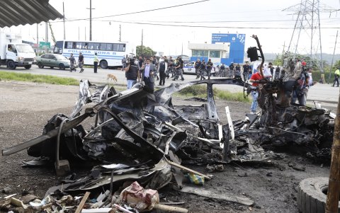 Así quedó el lugar donde explotó un auto gris pequeño al frente de la cárcel, en un sitio donde se ubican puestos de comida.