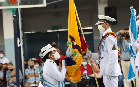 Con mucho civismo, los estudiantes de la Academia Naval Guayaquil juraron lealtad a la bandera nacional.