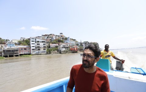 Creador. Rafael Espinoza durante un recorrido de lo que sería la ruta naval urbana.