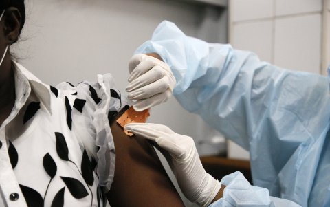 Una mujer recibe una inyección de la vacuna contra el virus del ébola en un hospital de Costa de Marfil. EFE/EPA/LEGNAN KOULA