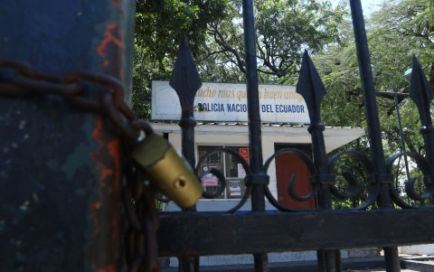 En esas condiciones se encuentran puestos de la Policía en el distrito 9 de Octubre.