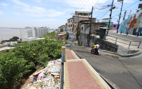 Desde la parte alta del cerro se puede observar a la ciudad moderna de los grandes edificios que contrasta con la pobreza existente en aquel sitio de la urbe.