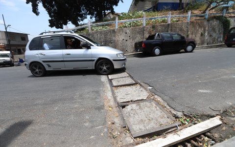 Las calles están agrietadas por la falta de una regeneración integral que no llega desde hace varios años.