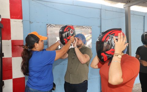 Paúl Sánchez y su novia Hannaloren Montero, antes de entrar a pista.