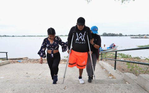 Aparte de la insulina, Javier Macías y su familia esperan conseguir una prótesis que le ayude a recuperar la movilidad y volver a trabajar.