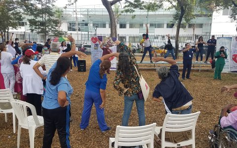 Un grupo de pacientes realiza actividades físicas como parte de una jornada de concienciación sobre el cuidado del corazón.