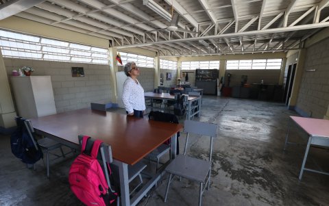 2. Aulas vacías. Apenas cinco niños ocupan una de las aulas del plantel.