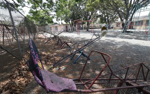 3. Abandono. Los juegos mecánicos aparecen en estos días retorcidos y despintados.