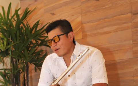 El flautista ha expuesto su versatilidad, interpretando con su instrumento diversos ritmos populares.