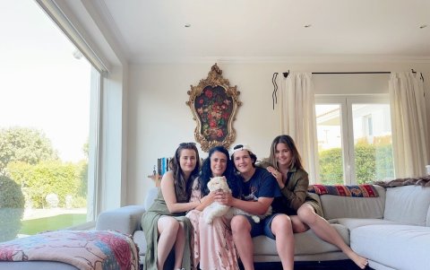 Feliz junto a sus adorables hijos.