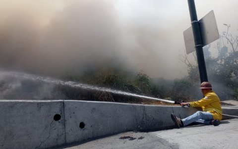 El cuerpo de Bomberos de Guayaquil asistió para el control del fuego.