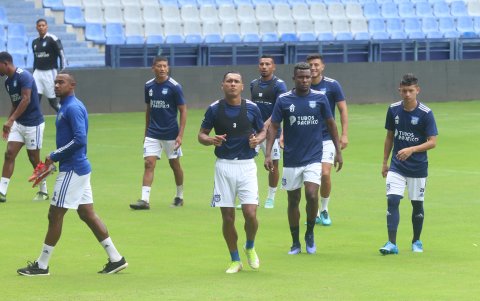 Eddie Guevara (c) tuvo un paso por Emelec.