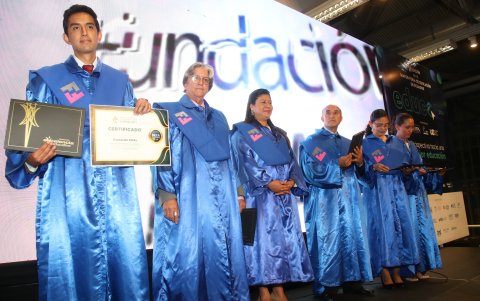 Participación. Diferentes maestros acudieron a la gala, y también recibieron premios como becas, equipos tecnológicos, entre otros.