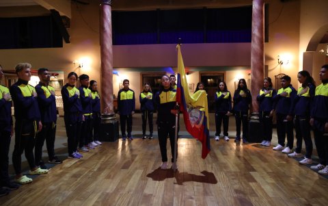 Gabriela Vargas durante la modesta ceremonia de abanderamiento que se realizó e Asunción, Paraguay, junto a algunos de los tricolores.