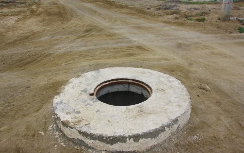 Así han quedado algunas alcantarillas en el sitio, sin tapas.