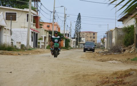 Las calles en el vecindario siguen siendo de tierra. La queja, advierten, ha sido pública desde hace dos décadas.
