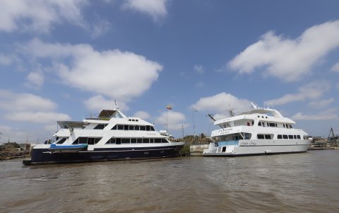 Embarcaciones similares son las que propone el gremio naval para la transportación fluvial por el río Guayas.