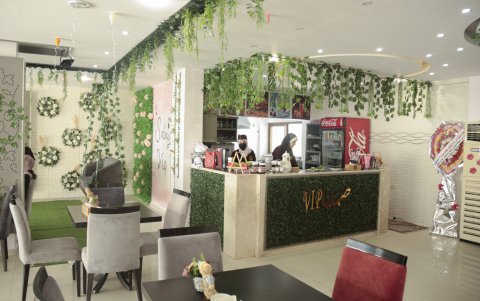 El lugar. El local está decorado con plantas y arreglos florales. Tras ingresar, lo primero que se ve es el letrero: ‘Sabaya VIP, un respiro para mujeres’.