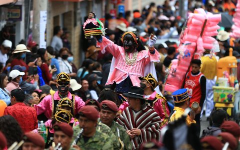 La celebración. El personaje Mama Negra (c) recorre las calles en el tradicional rito mercedario en Latacunga.