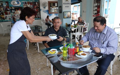 Plato. El encebollado del Pez Volador es uno de los favoritos de los moradores de este y otros sectores.