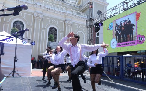 Coreografías. Sobre una tarima los chicos realizaron coreografías (inspiradas en la cultura coreana) que arrancaron aplausos a los asistentes.