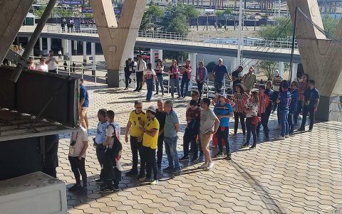 Dos hinchas rayados (con camisetas de Ecuador) mientras hacían fila entre los aficionados de Sao Paulo.