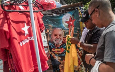 Un hombre compra una camiseta del candidato a la Presidencia del PT, el expresidente brasileño Luiz Inácio Lula da Silva