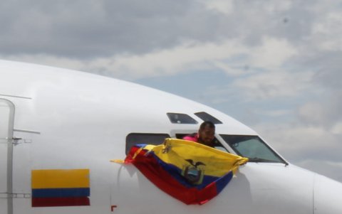 El volante Junior Sornoza flameó la bandera del Ecuador por la ventana derecha del avión.