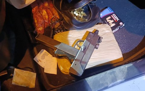 Subametralladora hallada en el vehículo.