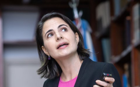 Irene Ancín en una de sus múltiples conferencias.