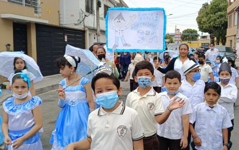 Los estudiantes lucieron los atuendos celeste y blanco durante la fiesta cívica.