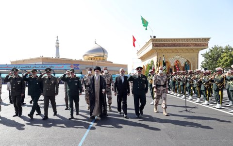 El líder supremo iraní, Ali Jameneí, y comandantes de las Fuerzas Armadas, durante  una visita a la Academia Policial y Militar por una graduación de oficiales, este 3 de octubre.