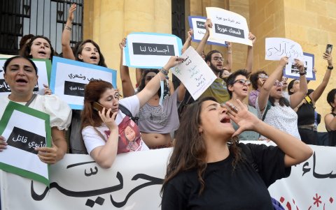 Activistas feministas libaneses organizan una protesta en Beirut en apoyo a las mujeres iraníes.
