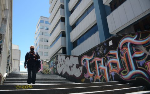 Acumulado. Al pie de las escalinatas los indigentes dejan sus desechos orgánicos. Las paredes tienen grafitis y pese a la iluminación no es suficiente.