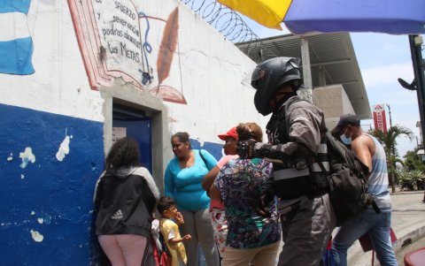 Los padres de familia son los vigilantes de sus hijos a quienes acompañan diariamente hasta las instituciones educativas para evitar que algo les pase.