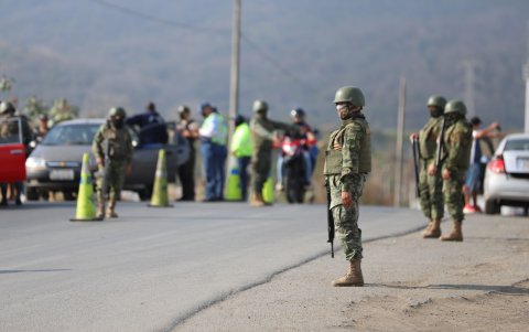 Controles. Un retén militar retiene un vehículo en una de las entradas al programa habitacional Socio Vivienda 2.