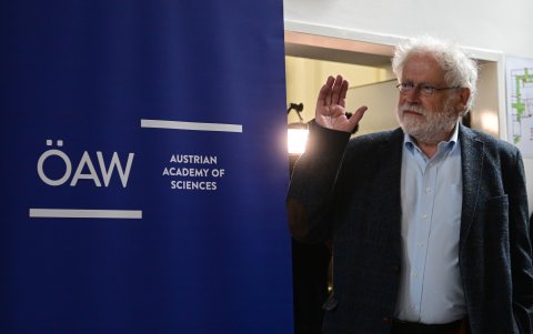 Anton Zeilinger da una conferencia de prensa en la Facultad de Fisica, en Viena, Austria, tras haber sido declarado uno de los ganadores del Nobel de Física 2022, este 4 de octubre.