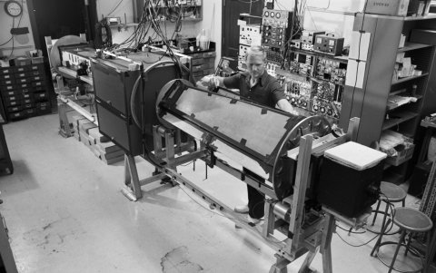 Una foto del Laboratorio Nacional Lawrence Berkeley muestra a John Clauser con un experimento de mecánica cuántica, en noviembre de 1975.