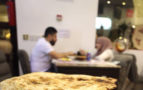 Doha, principal sede del Mundial de Qatar 2022. En la foto, detalle de varios platos de comida yemení en un restaurante Souq Waqif.
