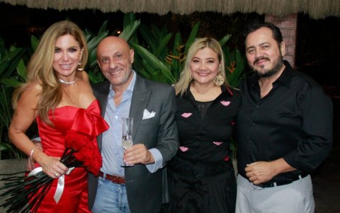 Con su expareja y amigos.