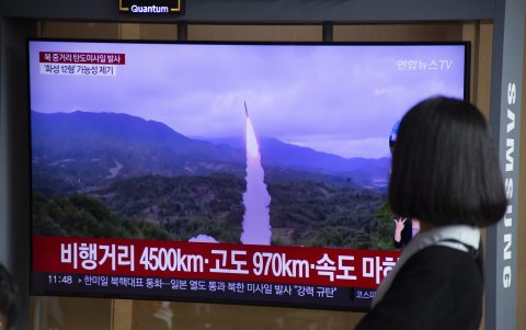 Una mujer mira en una estación de Tokio las noticias sobre el misil lanzado por Corea del Norte -