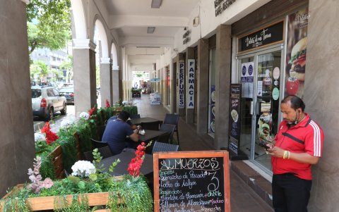 En el bulevar 9 de Octubre los negocios ya decidieron colocar las sillas y mesas afuera para atraer más clientes. Esperan que esto continúe a lo largo de la arteria.