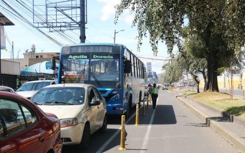 Inevitable. Una agente acudió al conductor del bus para solicitar papeles por la infracción cometida.