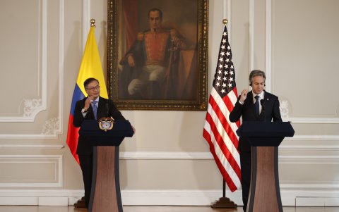Gustavo Petro (izq.) y Antony Blinken dieron una rueda de prensa conjunta, con auriculares para la traducción simultánea.