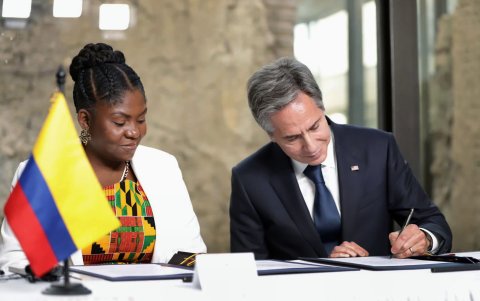 La vicepresidenta de Colombia, Francia Márquez, observa al secretario de Estado de EE. UU. Antony Blinken, firmar su apoyo al capítulo étnico del acuerdo de paz.
