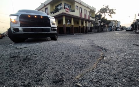 En la calle Febres Cordero y la Séptima, esta es la realidad de las vías.